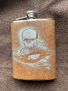 Piersiówka ze skórzanym oplotem Czaszka i karta As Pik