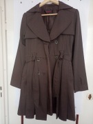 Piękny czekoladowy płaszczyk z plisami