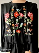 ciekawa czarna bluzka z haftem i baskinką r. M