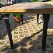 Orginalny drewniny stół na żeliwnych nogach.