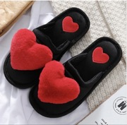 Pluszowe kapcie z serduszkiem walentynkowe