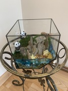 Dekoracyjna kompozycja z pandami w szklanej ramie