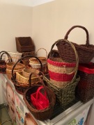 Zestaw koszy i koszyków głównie wiklinowych ok 30szt