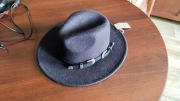 OKAZJA! Stylowy CZARNY KAPELUSZ Fedora NOWY z metką - Rozmiar 57 cm / M 