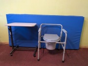 Materac, przenośna toaleta i stolik przyłóżkowy 