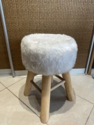 Taboret / stołek drewniany z miękkim siedziskiem