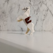 Biały koń konik z siodłem brązowe siodło Horse