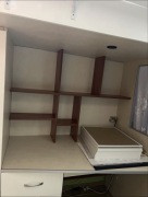 Wygodne i funkcjonalne łóżko piętrowe w kolorze białym i brązowym.