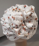 Turban dla dziewczynki biały na wiosnę cienka ażurowa czapka w kwiatki 