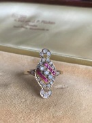 Pierścionek z naturalnymi rubinami i diamentami 