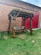 Dębowa huśtawka z dachem ze strzechy