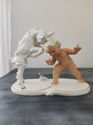 Figurka "Putto z koziołkiem" porcelana 
