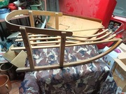 Stare, tradycyjne sanki drewniane, dziecinne z oparciem, stalowe płozy