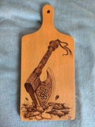 Pirografia ręcznie wykonana na desce do krojenia