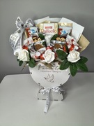 Prezent na Pierwszą Komunię Świętą biały kielich słodycze flowerbox