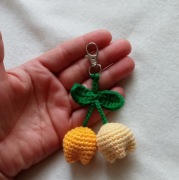 Tulipany wykonane na szydełku, brelok 