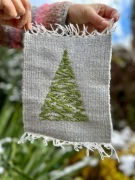 Makatka z haftowaną choinką