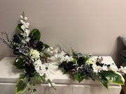 Nowoczesna kompozycja kwiatowa, na grób, kwiaty białe, szare, czarne 