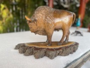 Drewniana rzeźba żubra