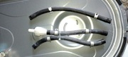 Samsung WW80M644OBW, 3 gumowe przewódy elektrozaworu z obejmami zaciskowymi