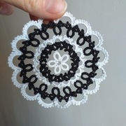 Serwetka frywolitka bialo-czarna 9 cm