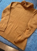 Karmelowy/musztardowy sweter z golfem – miękki, elastyczny