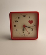 Budzik kwarcowy Ruhla w kolorze czerwonym z motywem serca-lata 70