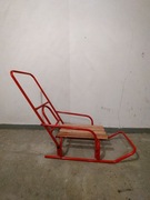 Solidne czerwone sanki z oparciem i pchaczem