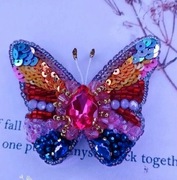 Broszka w kształcie motyla.