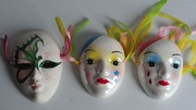 Trzy ceramiczne maski weneckie