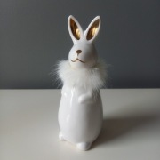 ZAJĄC WIELKANOCNY BIAŁO ZŁOTY Z PIÓRKAMI FIGURKA OZDOBA