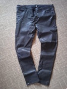 Jeansy ASOS czarne, woskowane, zwężane W42 L32