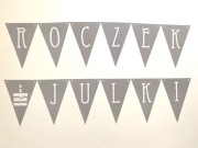Girlanda, baner z napisem "Roczek Julki"