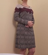 Sukienka dzianinowa z różami - idealna na jesień