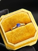 Złoty pierścionek z naturalnym szafirem 1 ct oraz diamentami 0,01 ct