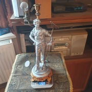 Sygnowana podstawa lampy naftowej (świecznik)=stopy metali (cynkal)