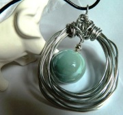 Duża niebieska kula w aureoli z drutu, imponujący wisior 