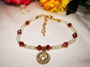 Bransoletka damska z perłowych i czerwonych koralików ze złotym sercem