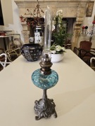 Stara lampa naftowa z kryształowym kominem