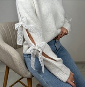 Sweter śmietankowy na długi rękaw z kokardkami 