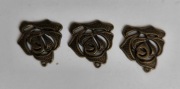 trzy metalowe zawieszki, postarzane róże vintage