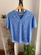 Zwiewna niebieska bluzka we wzory floral print V neck