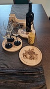 Zestaw ręcznie wypalanych drewnianych podkładek do wina plus stojak