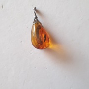 SREBRNY STARY WISIOR  DAMSKI Z BURSZTYNEM Z INKLUZJĄ 