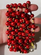 Naszyjnik kaskada czerwone szklane perły żółty sznurek supełki czarny