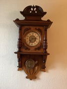 Zegar wiszący z I połowy XX wieku.