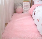 Mały różowy y dywan 50x160 cm futrzany dywanik do sypialni salonu