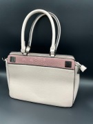 Elegancka torebka kuferek Monnari – beż + różowy snake print