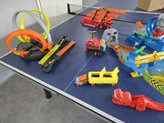 Zestaw Hot Wheels – TORY, CIĘŻARÓWKI, GARAŻE – MEGA STARTER