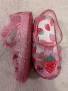 Nowe różowe błyszczące brokatowe gumowe buty sandały w truskawki 23